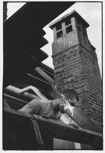 351582 Afbeelding van een sloper tussen de dakgordingen van de Dr. De Visserschool (Vondellaan 32) te Utrecht tijdens ...